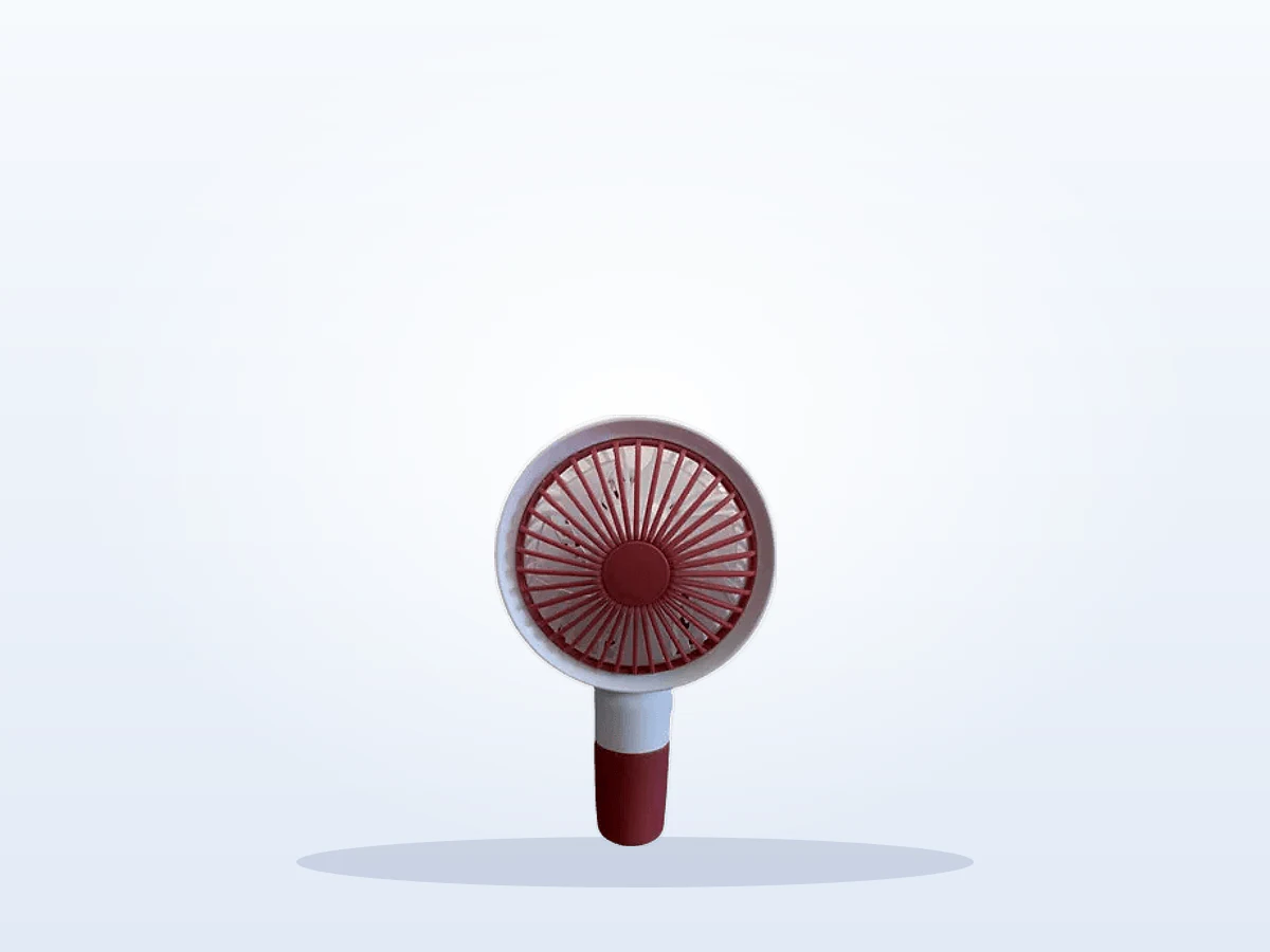 Mini ventilador portátil em fundo claro