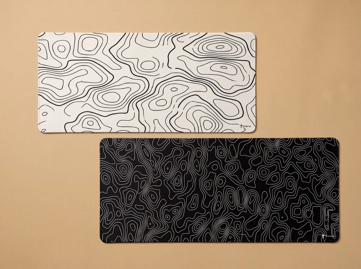 Mousepads grandes com estampa topográfica nas cores branca e preta